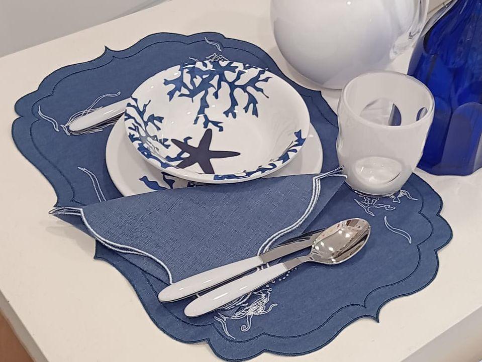 Marika De Paola - Set 1 Tovaglietta in puro lino cerato con 1 tovagliolo abbinato - Motivo: Acquario Blu Denim - MARIKA DE PAOLA - HOME DECOR